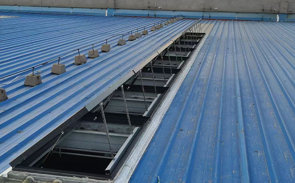 某城市大型商业综合体中庭甘南排烟窗工程