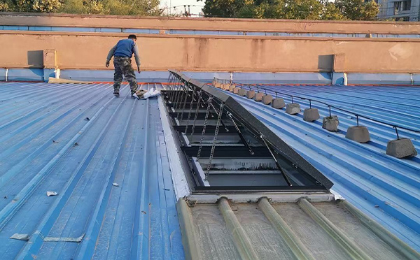 某区域性物流仓储中心甘南排烟窗系统安装项目